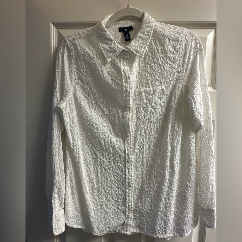 Gap Women’s eyelet button down shirt size medium